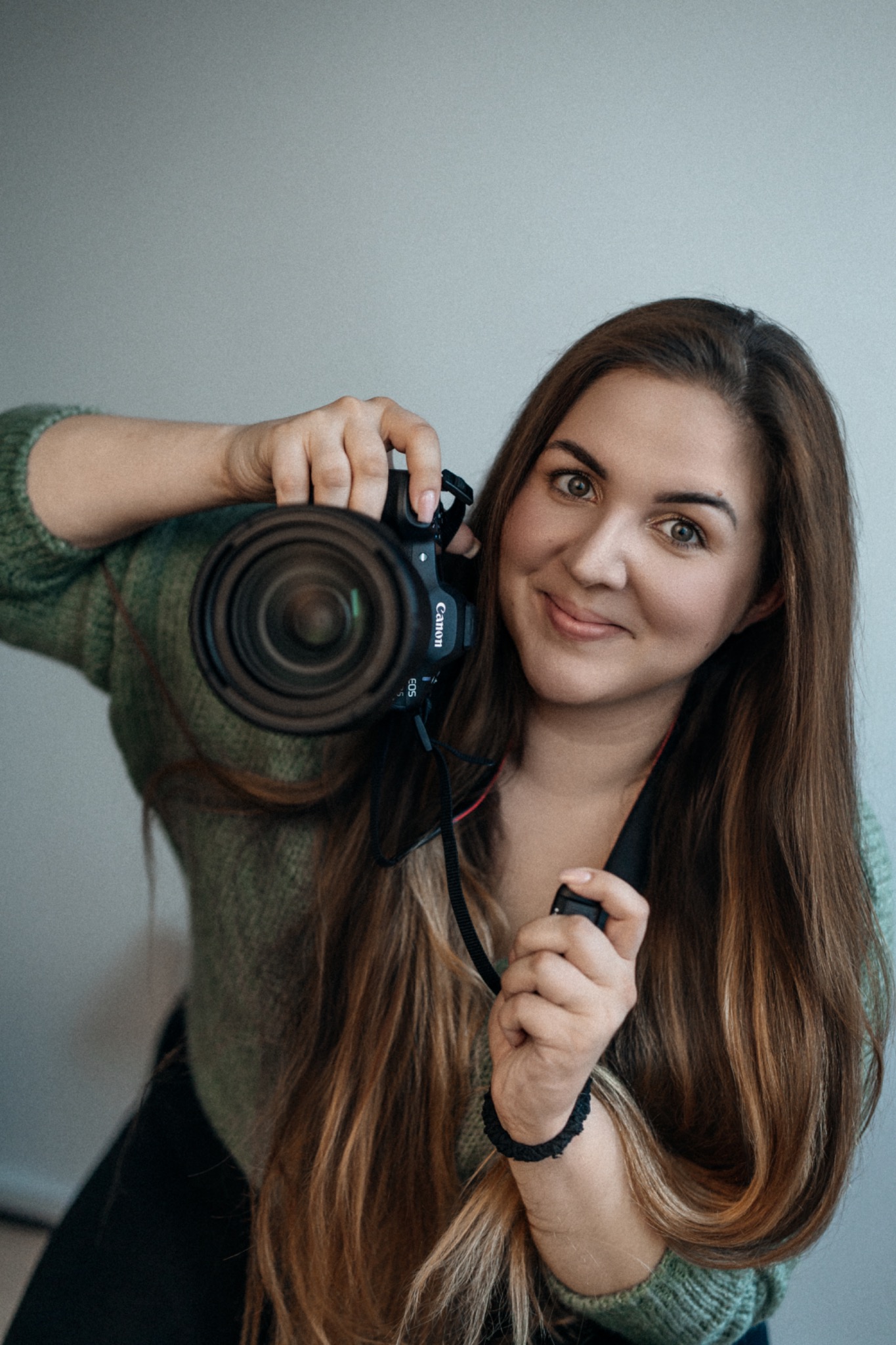 Ewelina Kuczmarska z aparatem fotograficznym