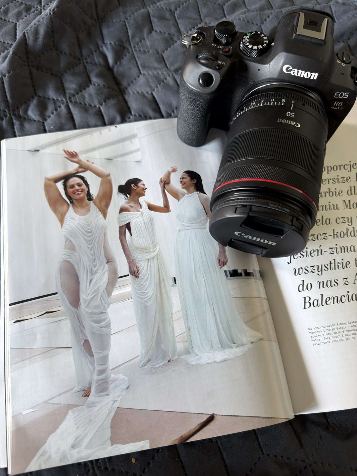 Aparat fotograficzny na otwartym magazynie z kobiecą sesją