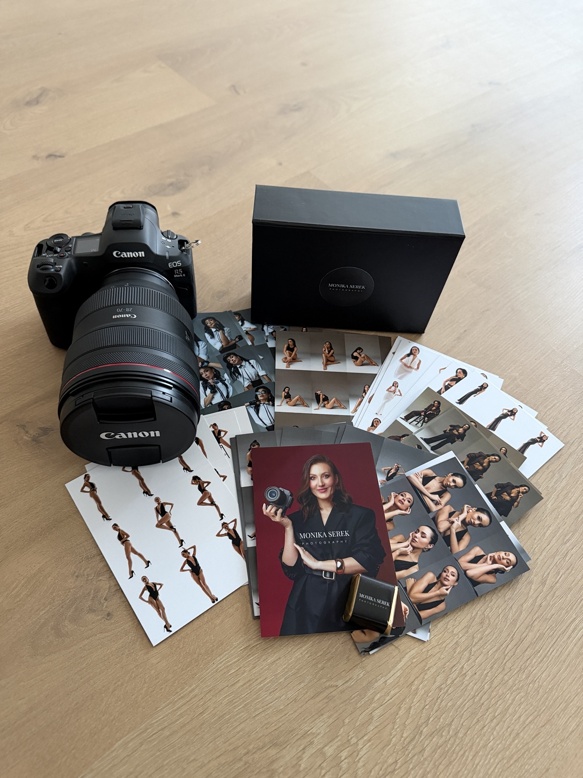 Aparat fotograficzny, wydrukowane zdjęcia i materiały Monika Serek Photography