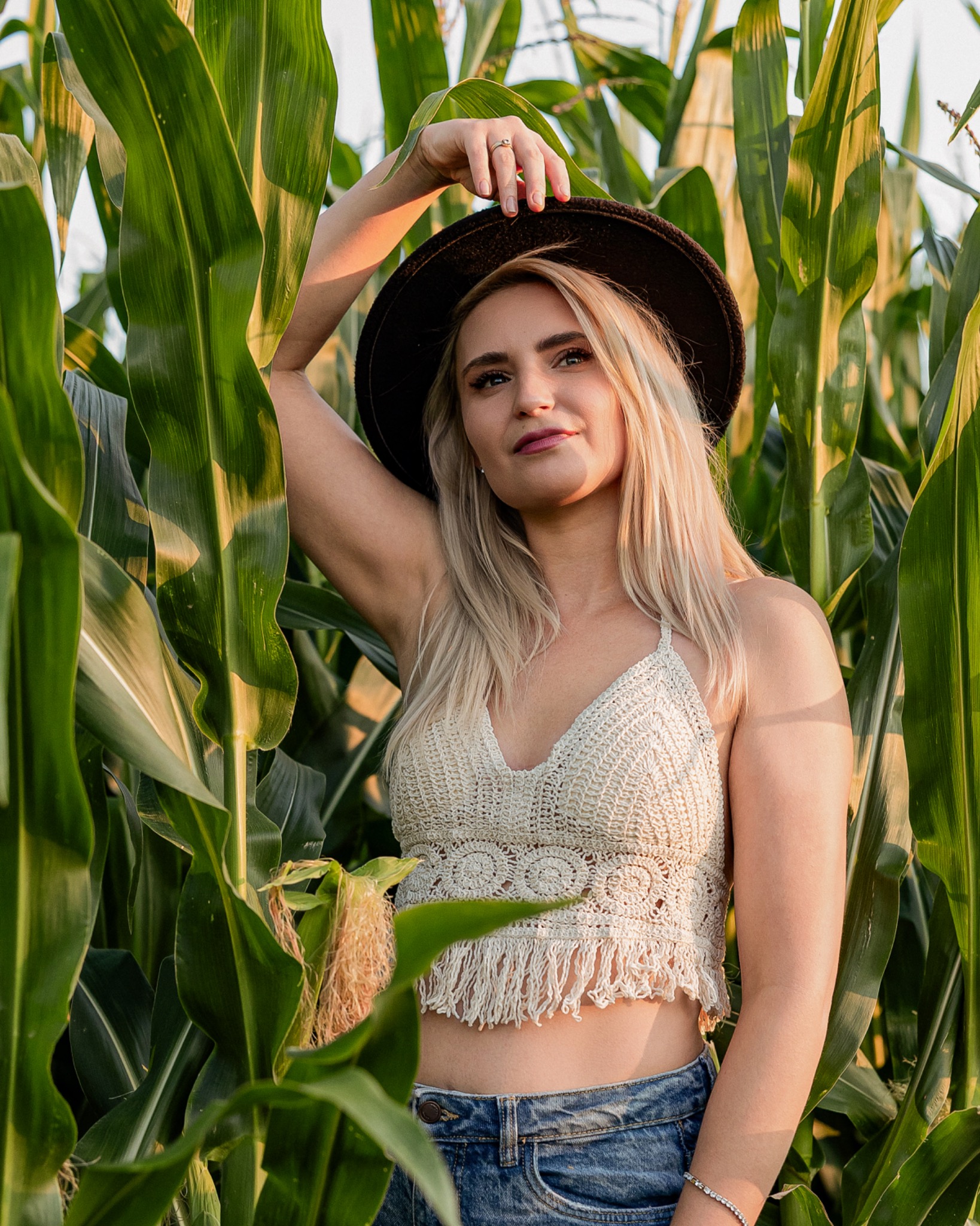 Kobieca sesja boho wśród kukurydzy