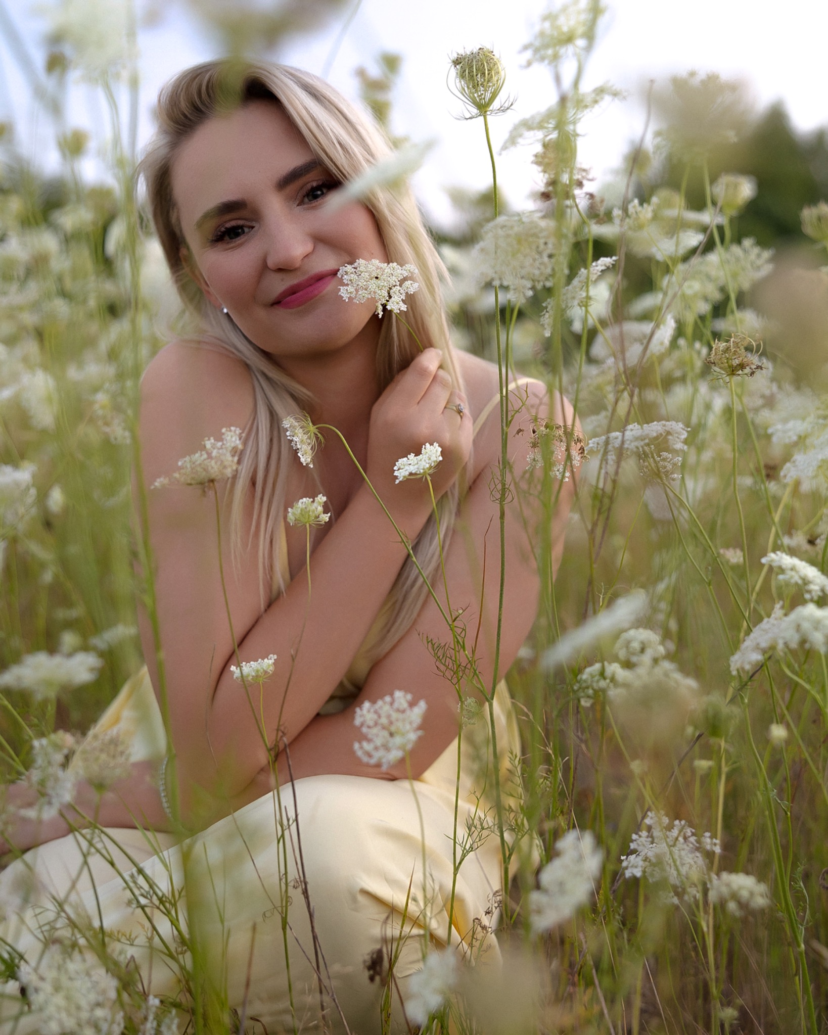 Kobiecy portret wśród polnych kwiatów