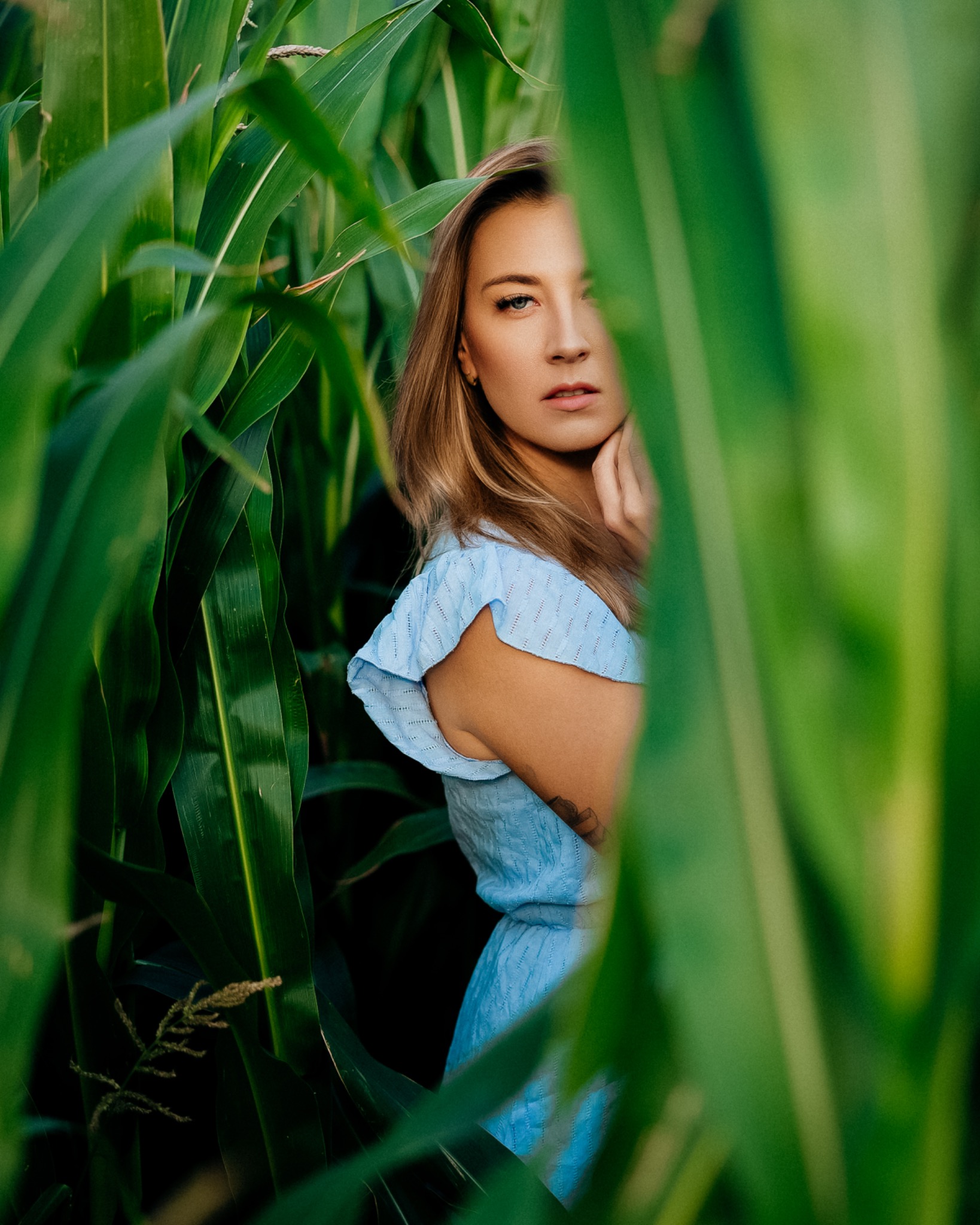Naturalny kobiecy portret wśród zieleni