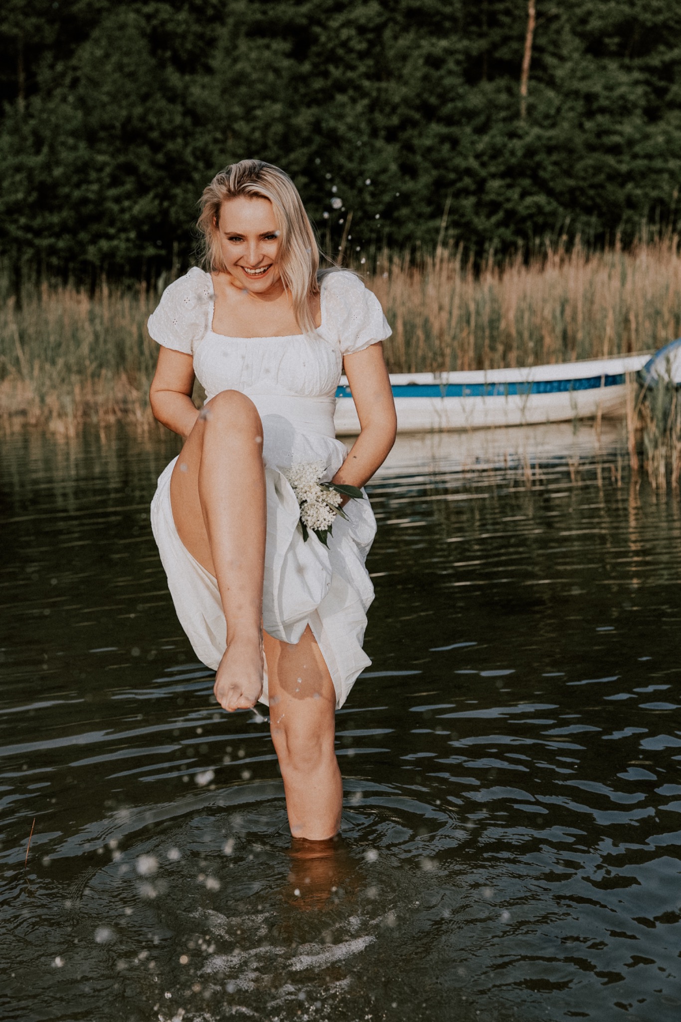 Radosny kobiecy portret boso nad wodą