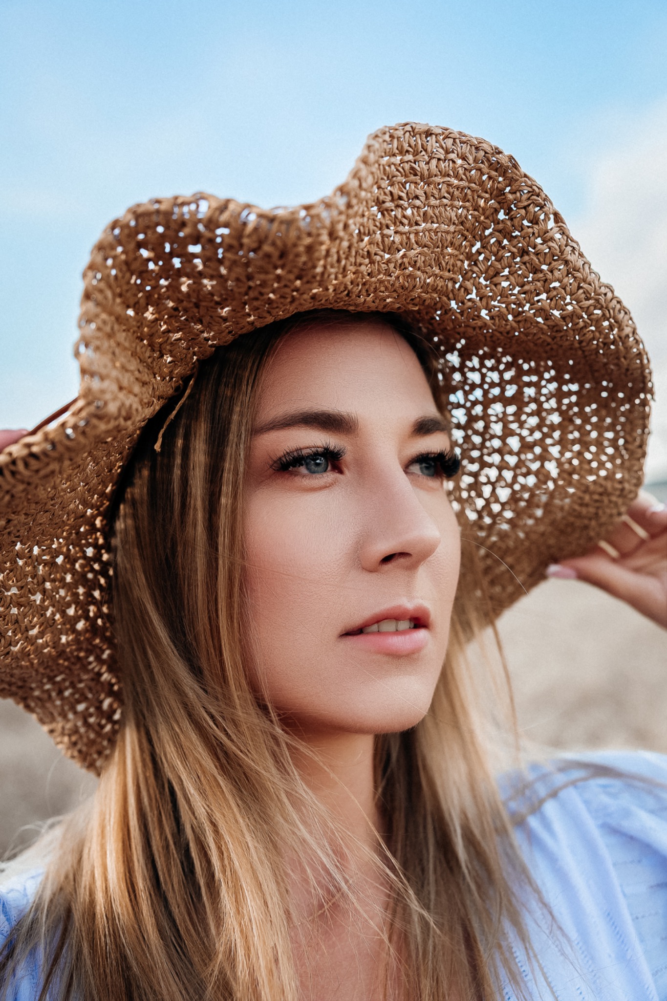Kobiecy portret boho w słomkowym kapeluszu