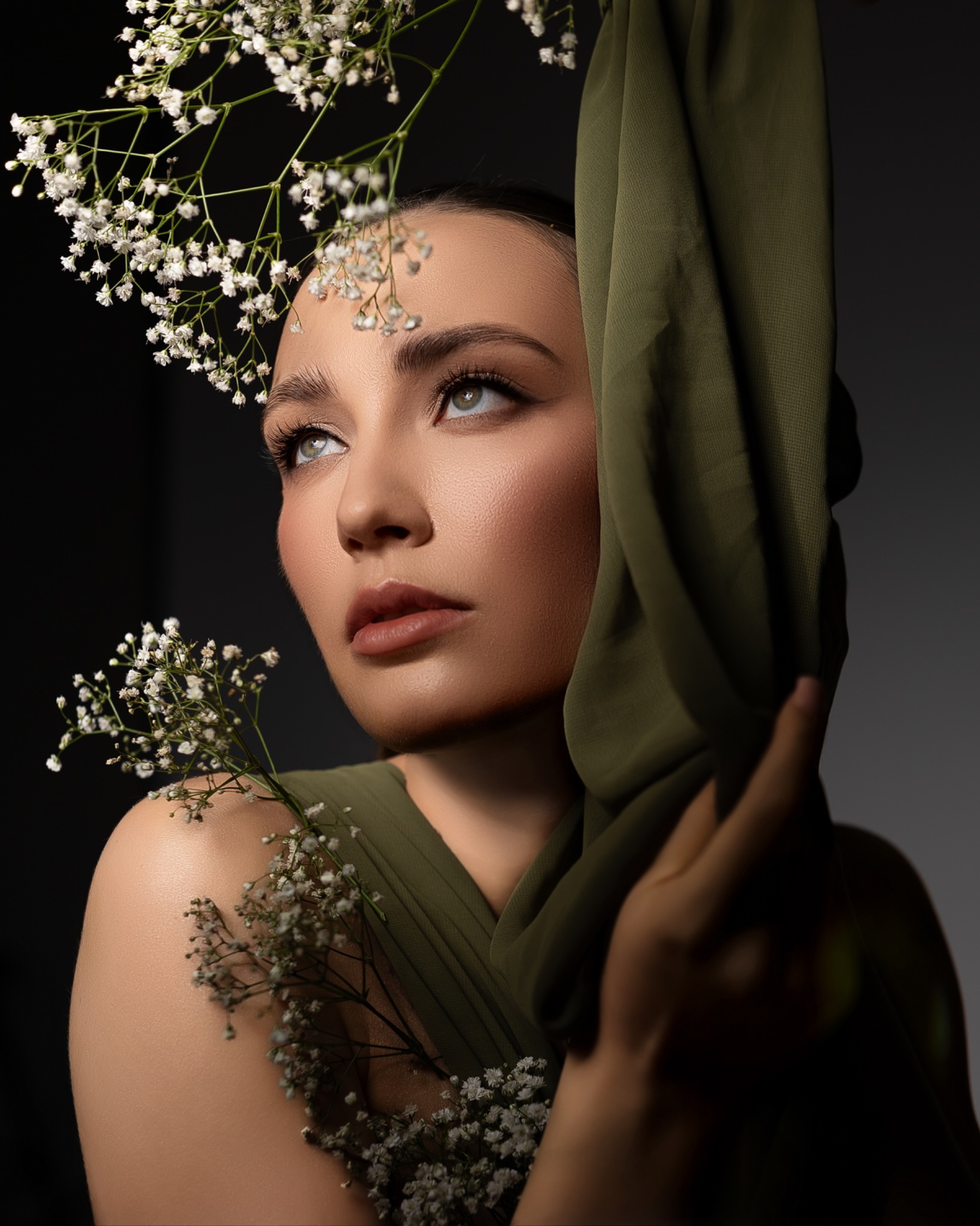 Artystyczny portret kobiecy w zielonej stylizacji