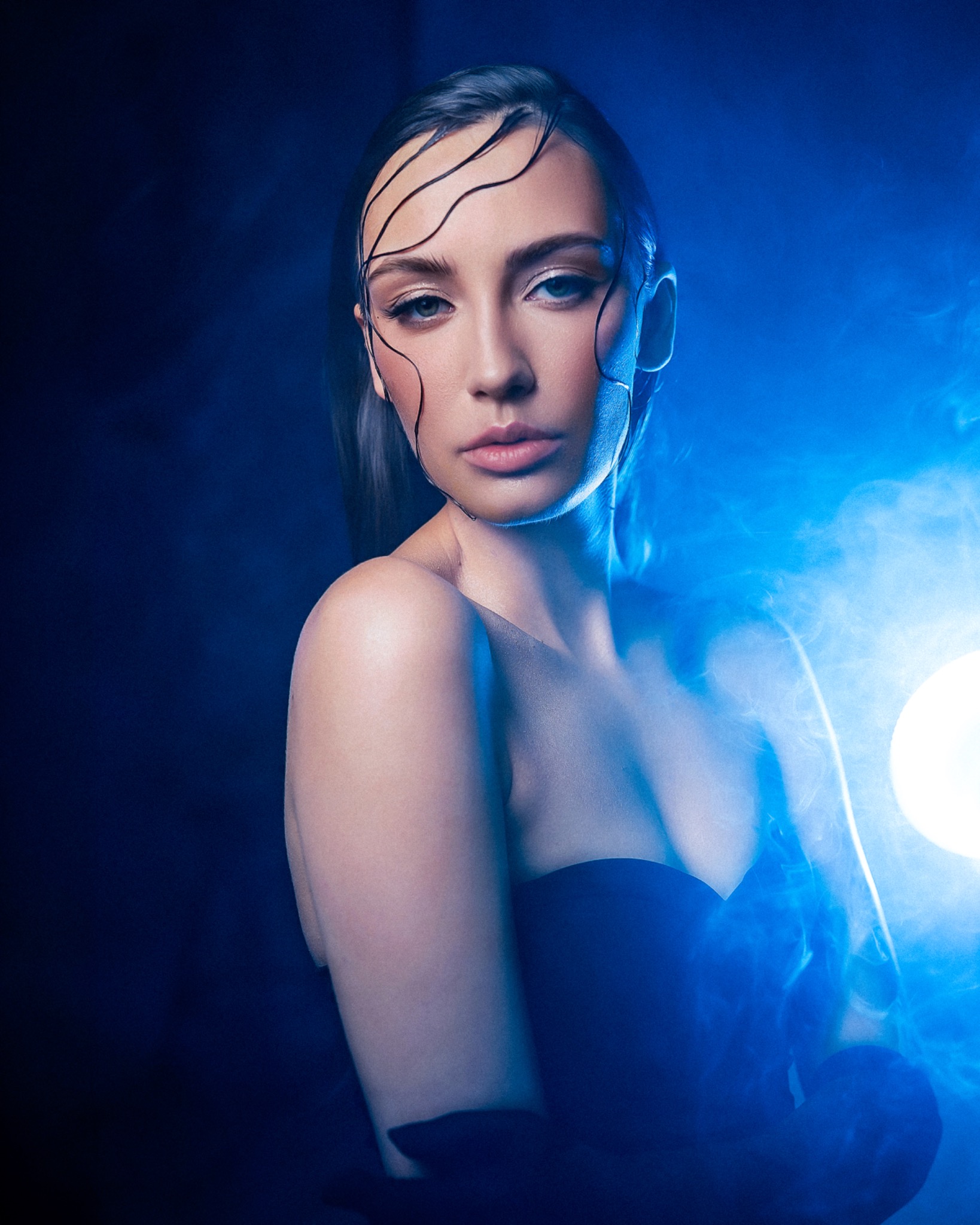 Kreatywny kobiecy portret w niebieskim świetle