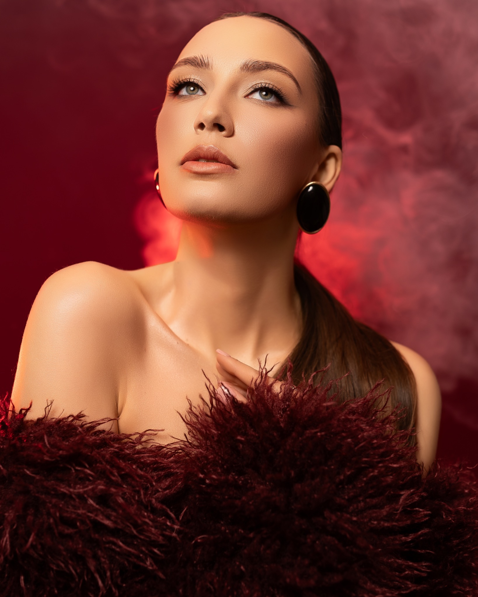 Kreatywny kobiecy portret w bordowej stylizacji
