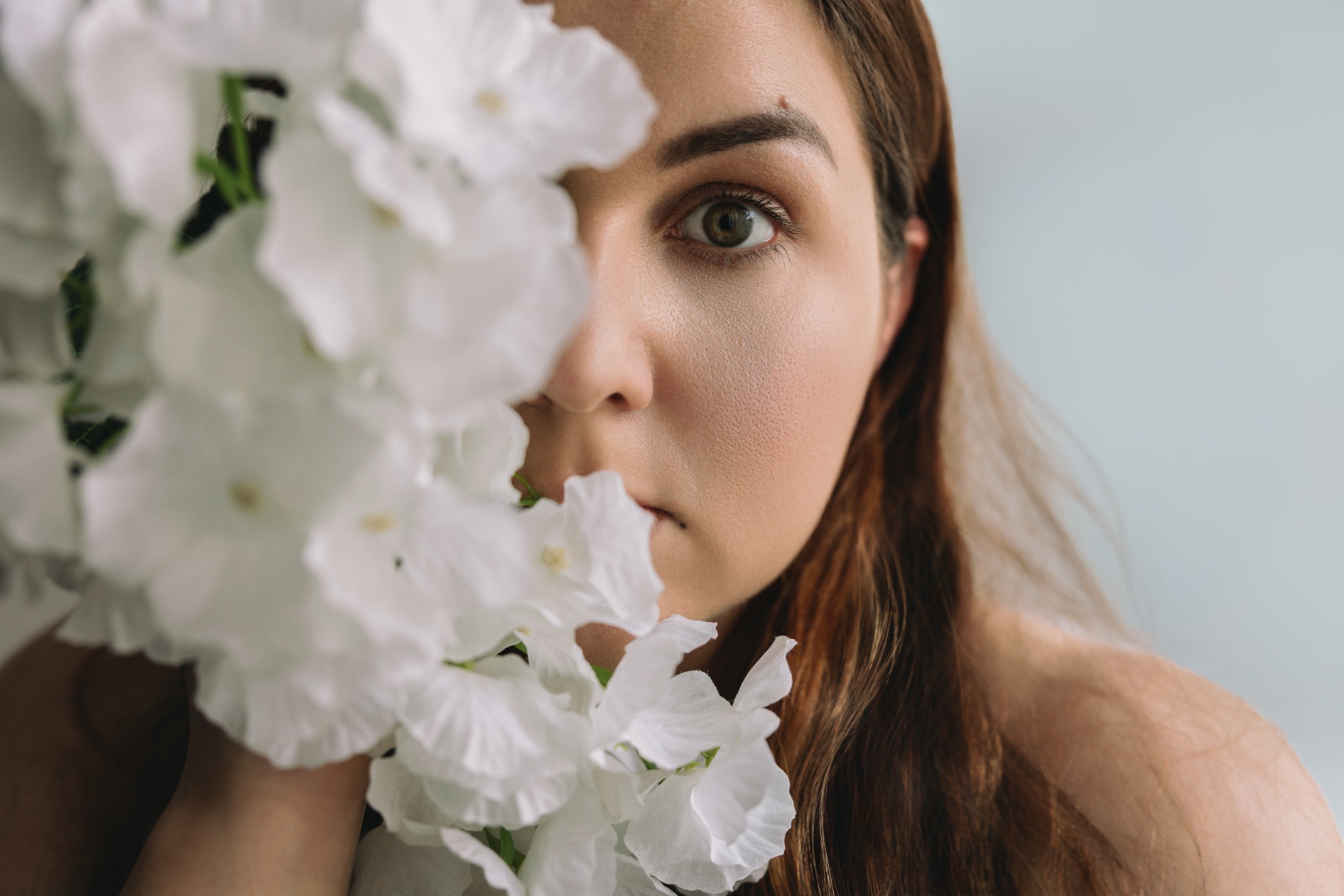 Kobiecy portret wśród białych kwiatów