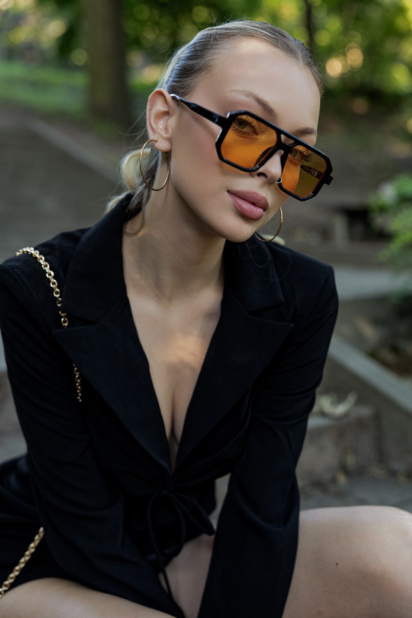 Kobiecy portret fashion w czarnej marynarce