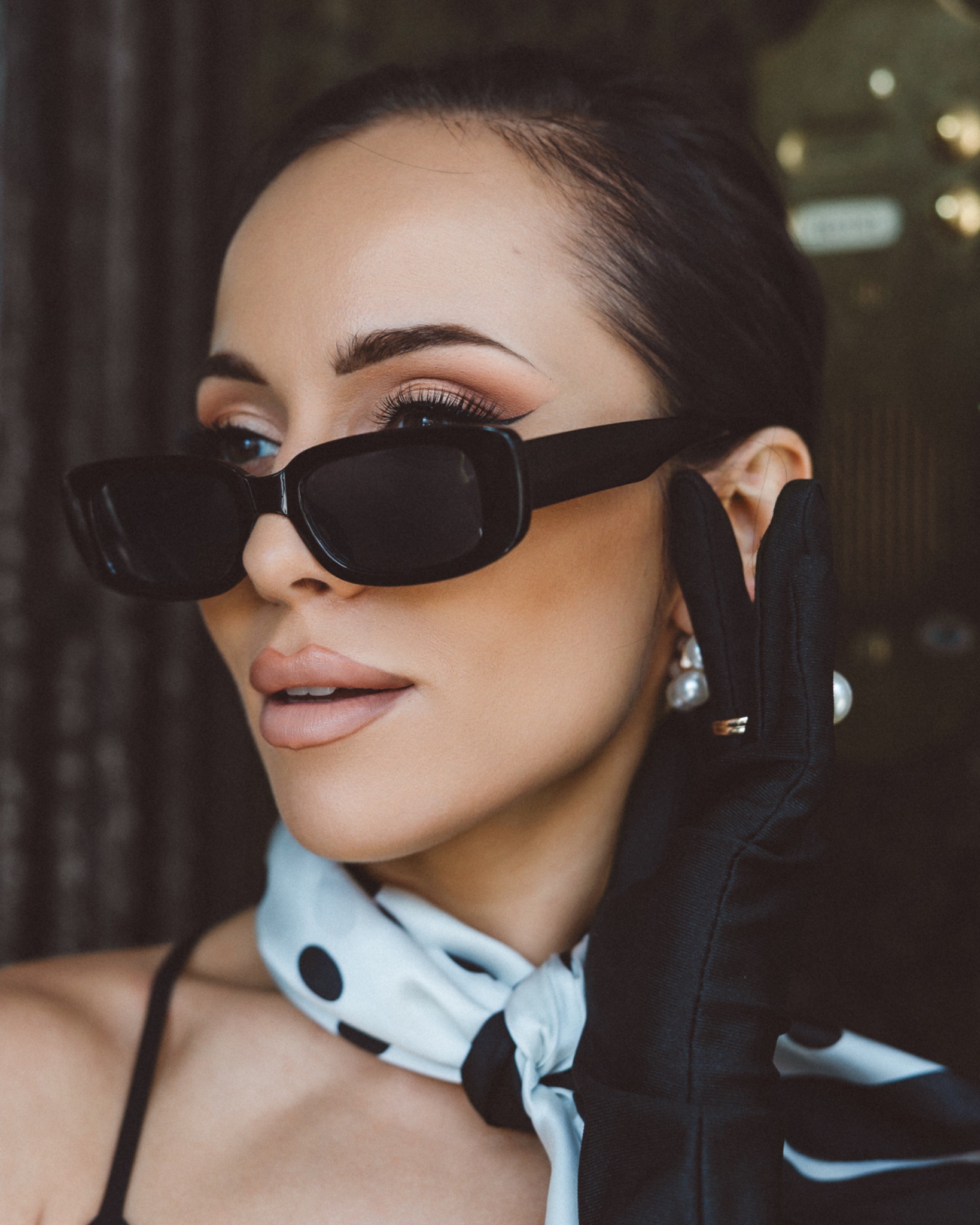 Kobiecy portret fashion w apaszce