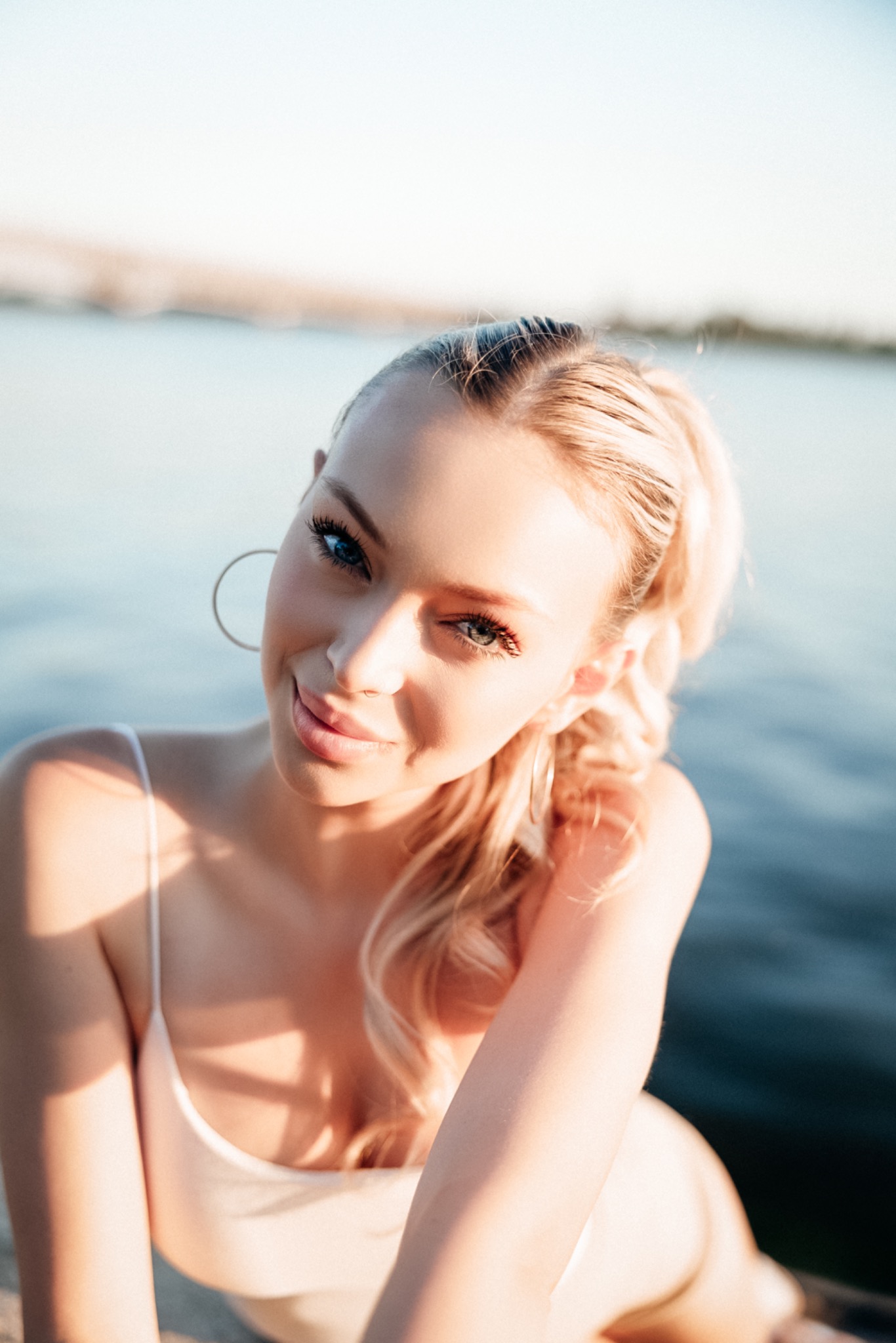 Kobiecy portret fashion nad wodą
