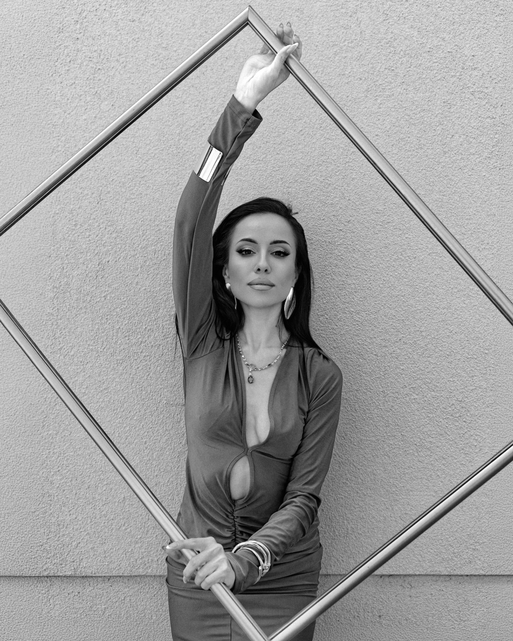 Czarno-biały geometryczny portret kobiecy