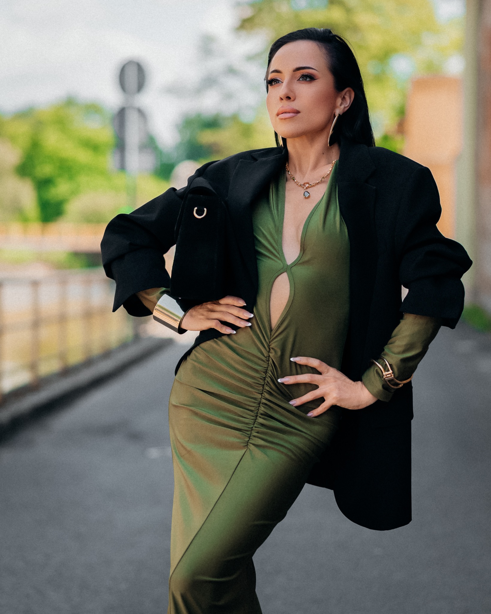 Kobieca sesja fashion w zielonej sukience