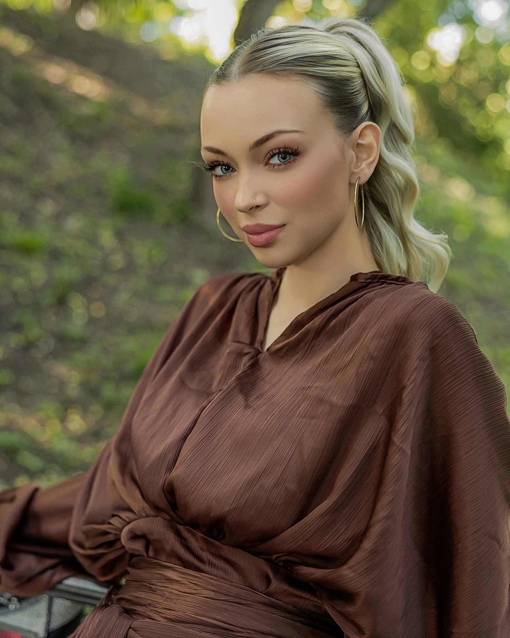 Modowy portret kobiecy w brązowej stylizacji