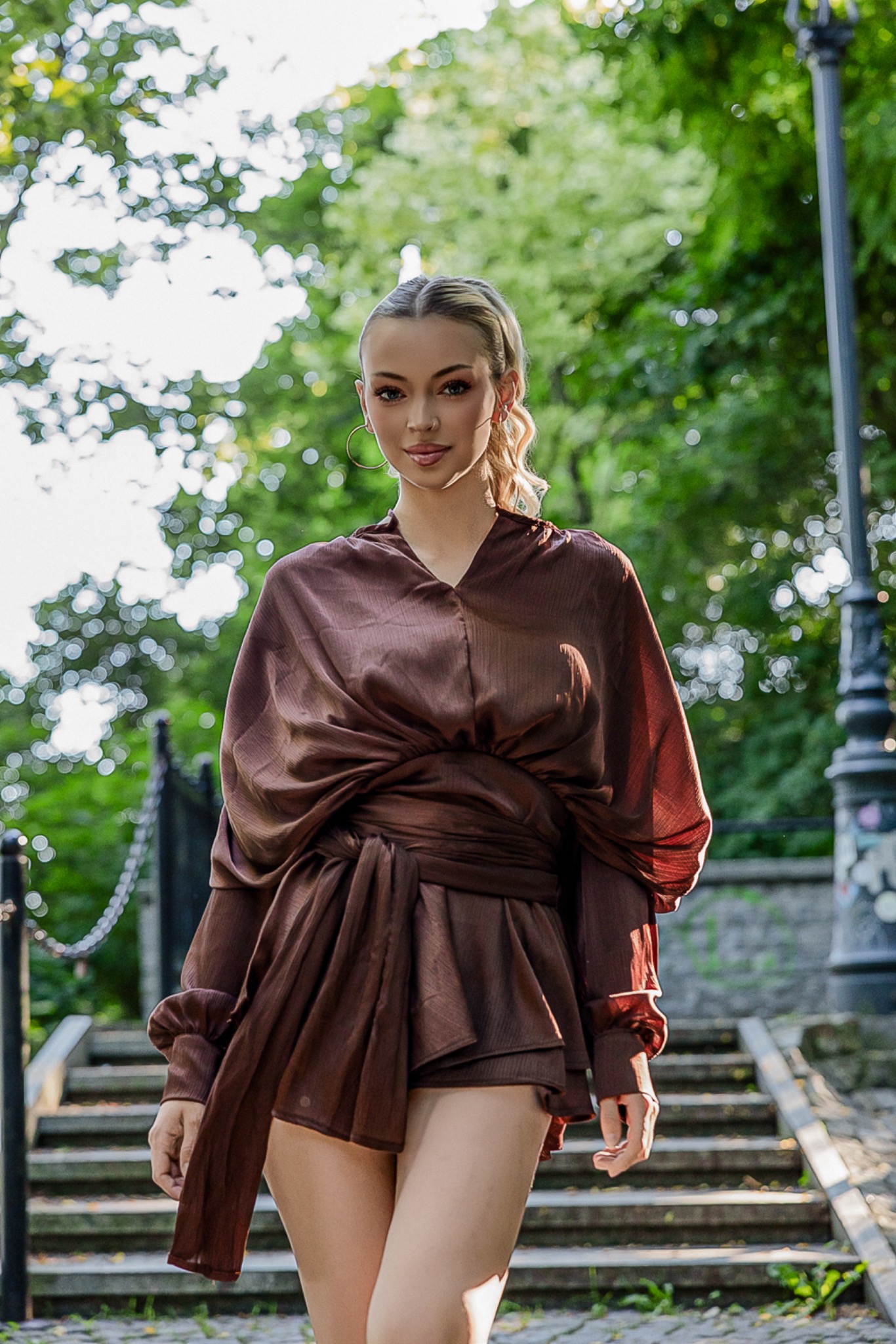 Kobieca sesja fashion w brązowej stylizacji na schodach