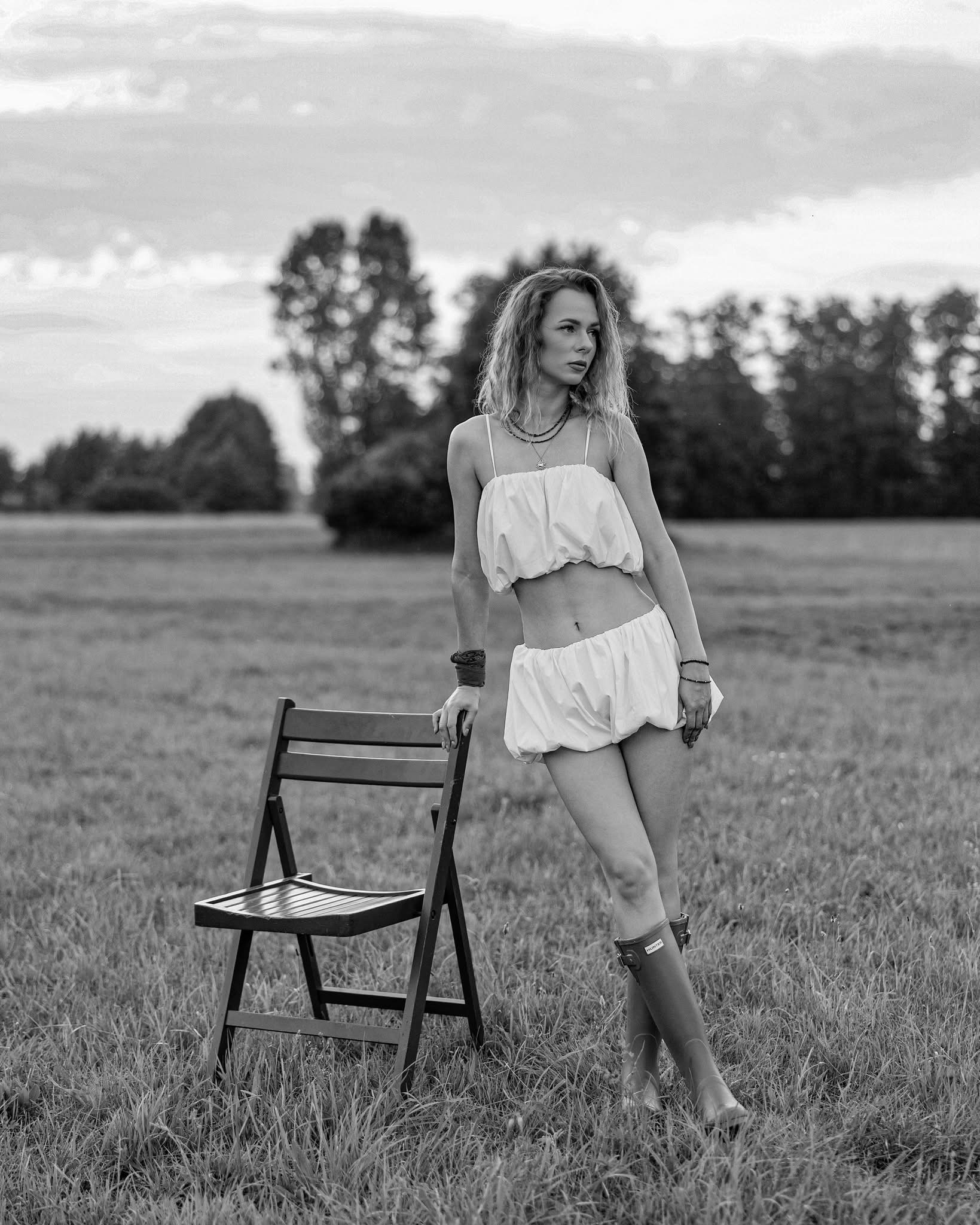 Czarno-biała sesja fashion w białym komplecie