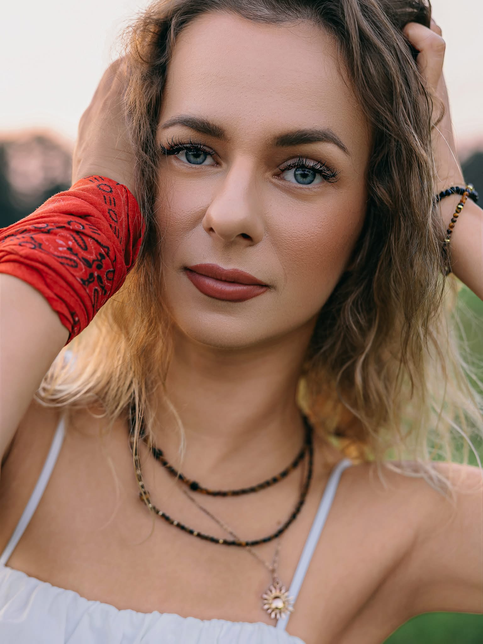 Kobiecy portret plenerowy z czerwoną bandaną