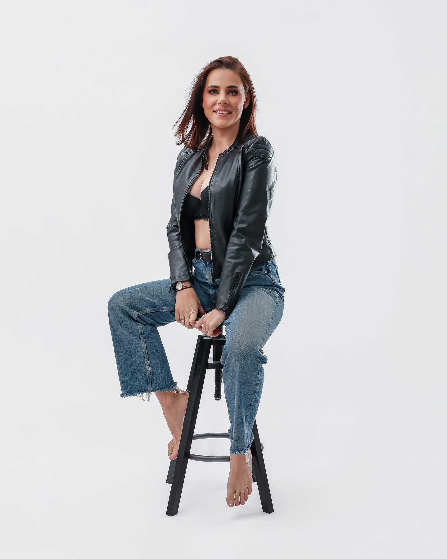 Kobiecy portret w jeansach i skórzanej kurtce