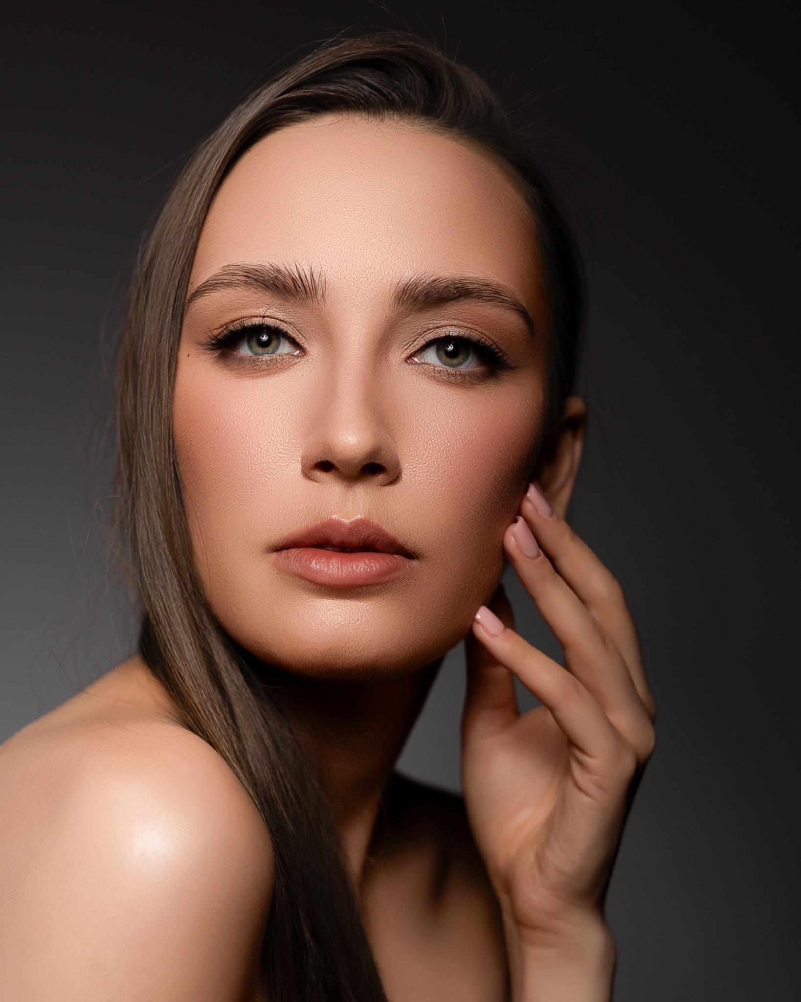 Elegancki kobiecy portret studyjny