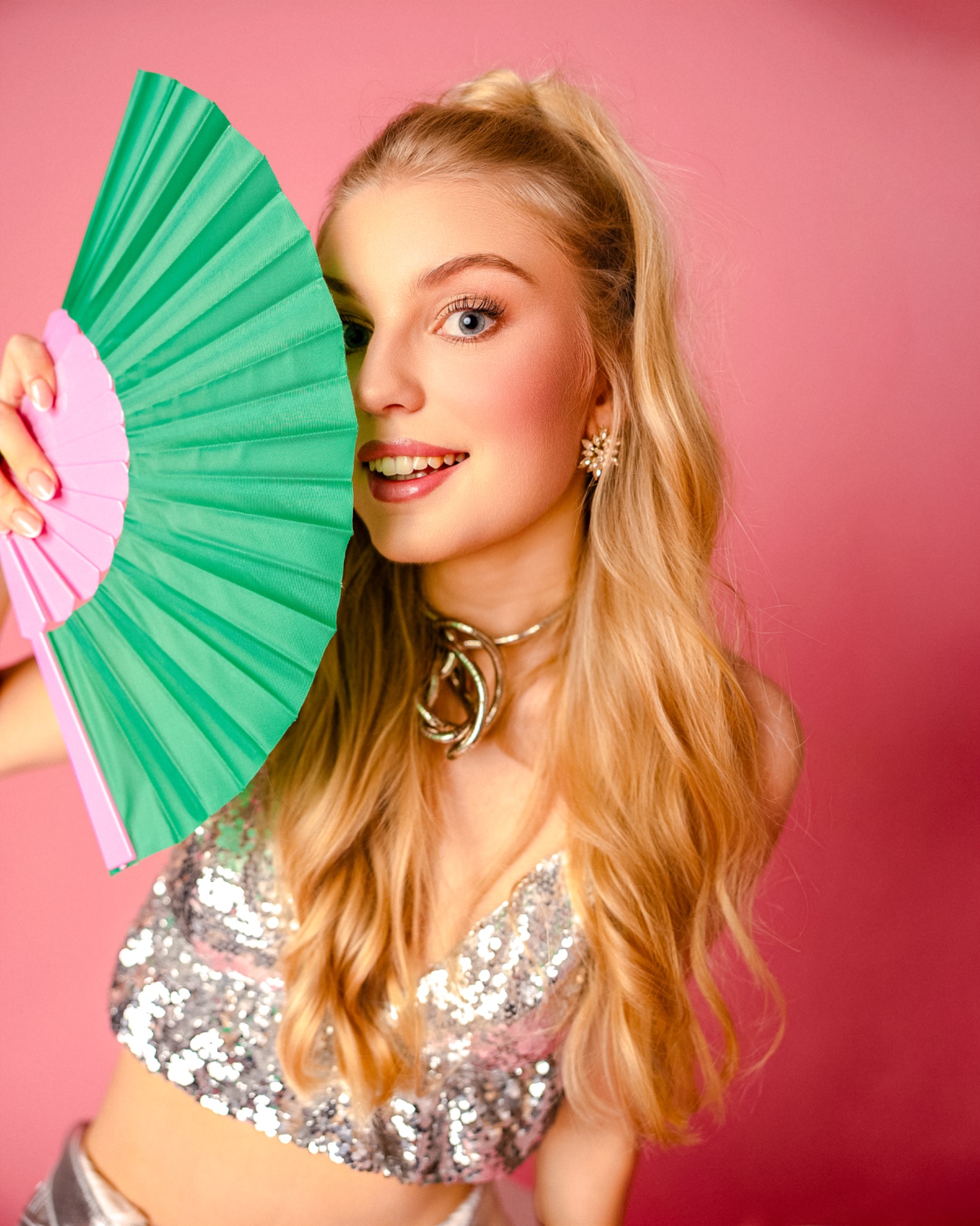 Kreatywny portret modelki w stylizacji Barbie