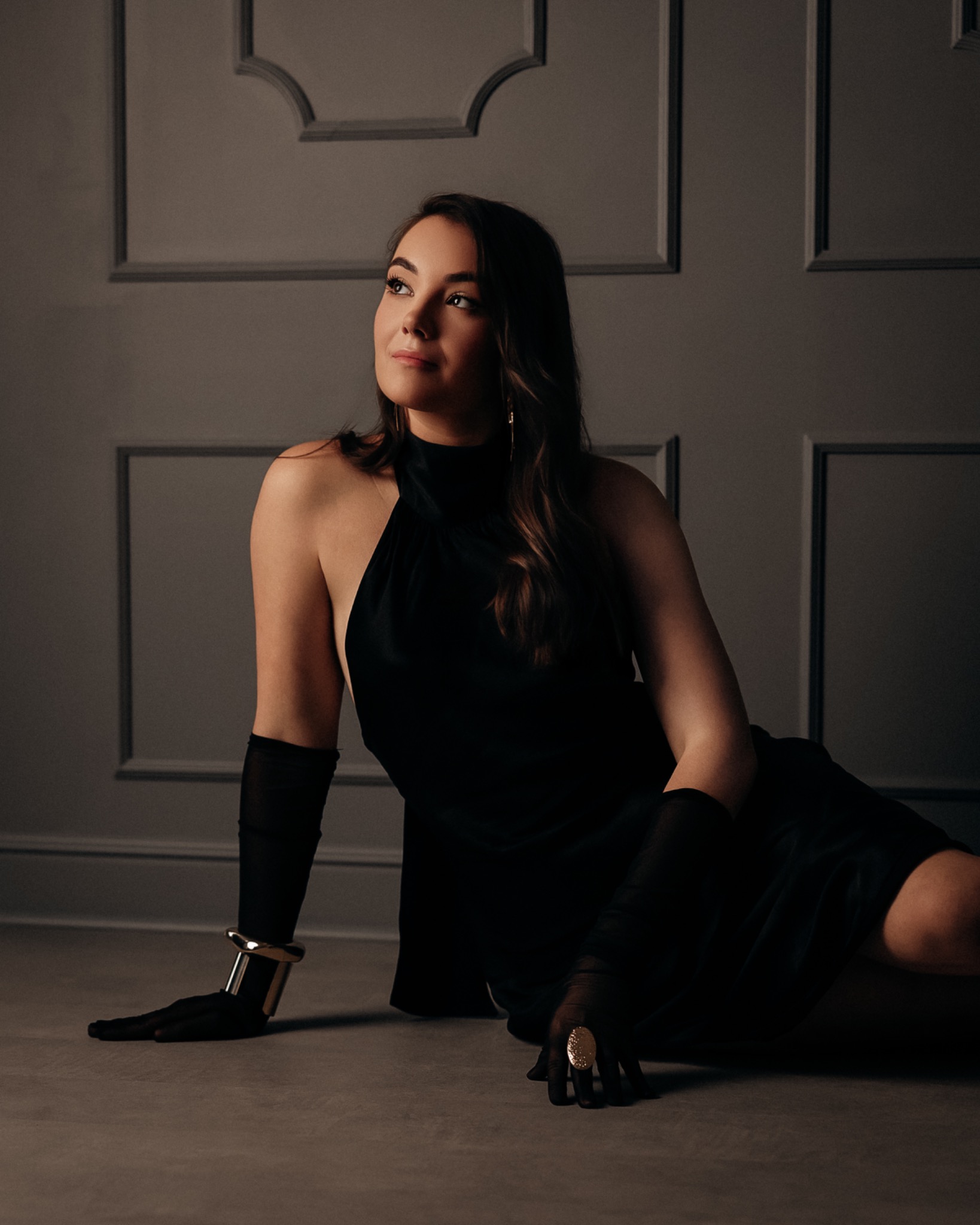 Elegancki portret kobiecy w ciemnym studio