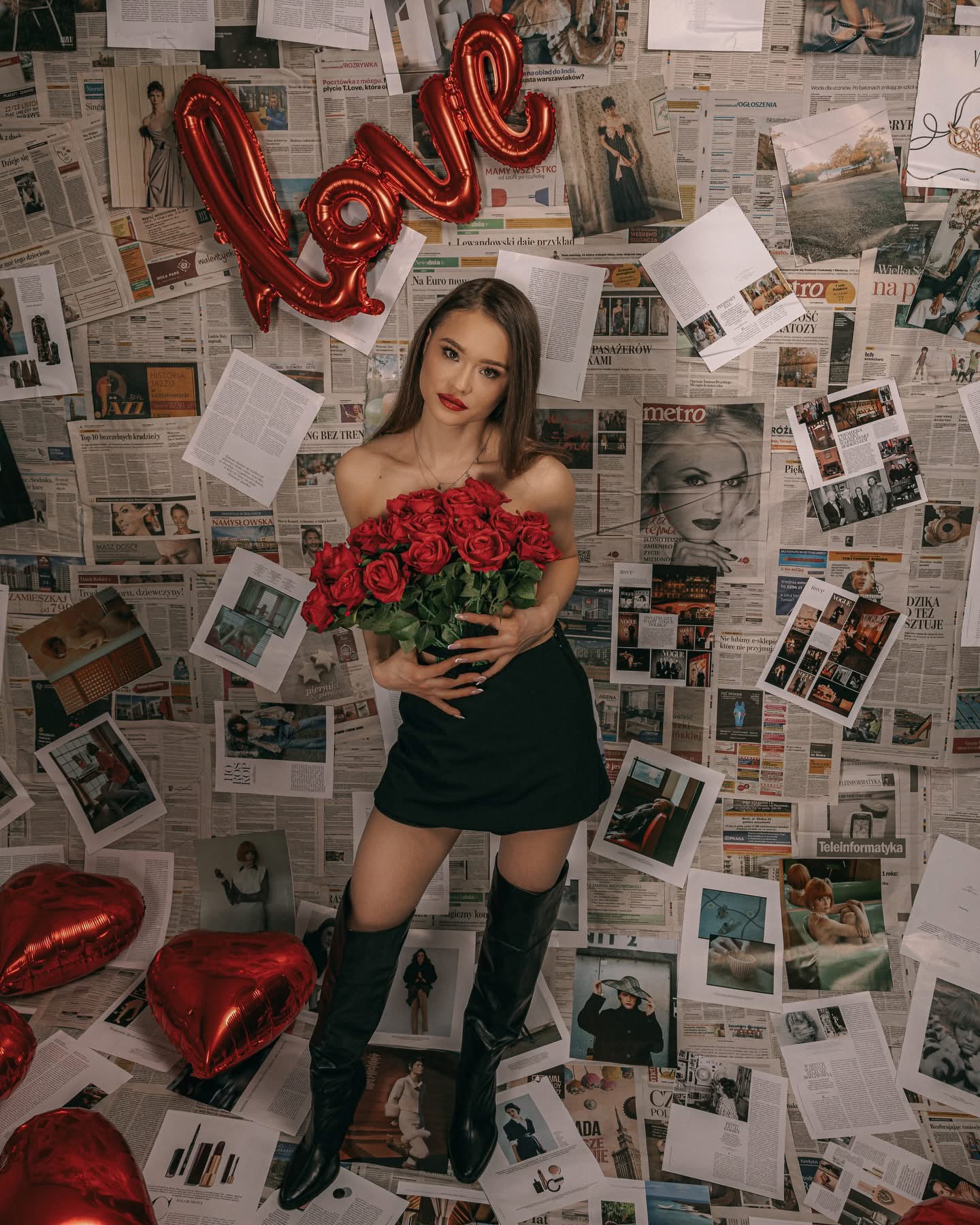 Kobiecy portret studyjny z bukietem czerwonych róż